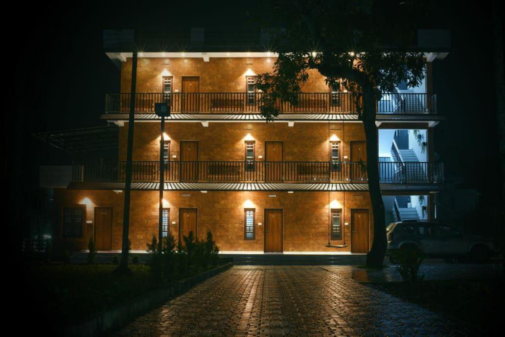 Dolphin Enclave Service Studio Apartments Kalpetta Exterior photo