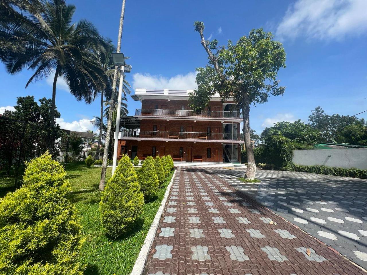 Dolphin Enclave Service Studio Apartments Kalpetta Exterior photo