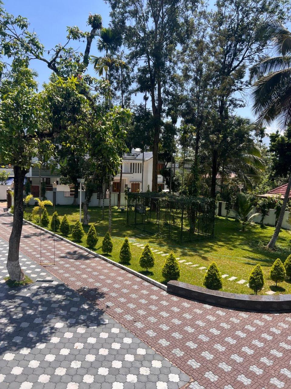 Dolphin Enclave Service Studio Apartments Kalpetta Exterior photo