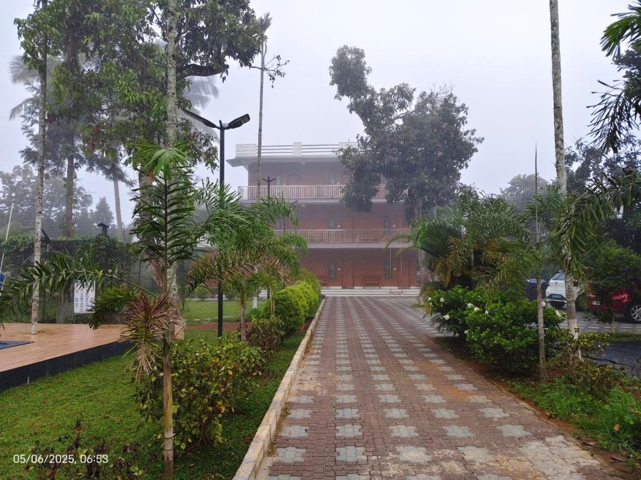Dolphin Enclave Service Studio Apartments Kalpetta Exterior photo